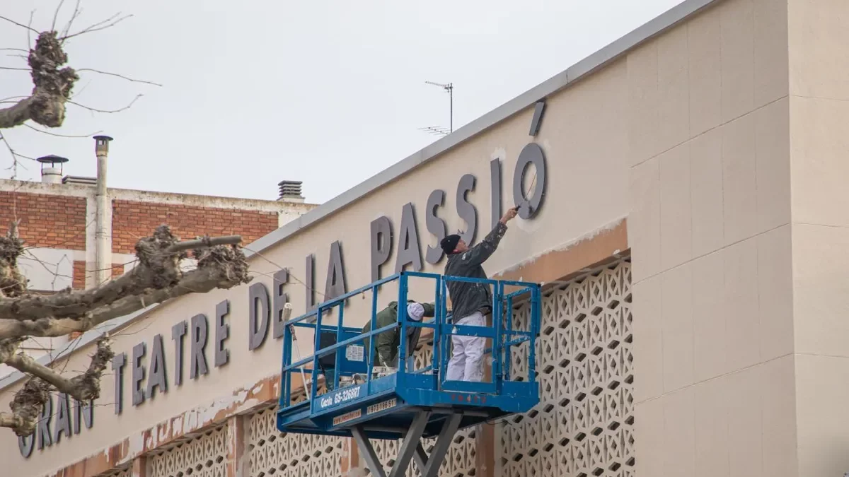 Operaris treballant a l’edifici aquesta setmana. - JORDI BONILLA