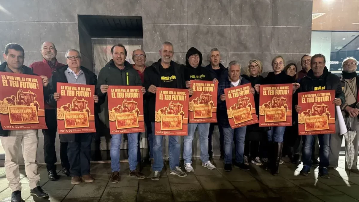 L’equip d’UP de Lleida, amb els cartells electorals. - UP