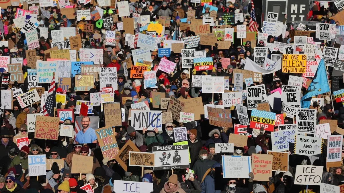 Imatge d’una marxa contra el Servei d’Immigració i Control de Duanes dels EUA (ICE). - EFE/ADAM BETTCHER