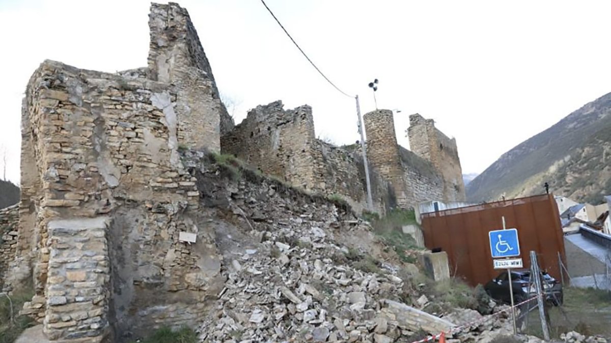 Imatge del lliscament de pedres i roques del mur del castell de Sort.