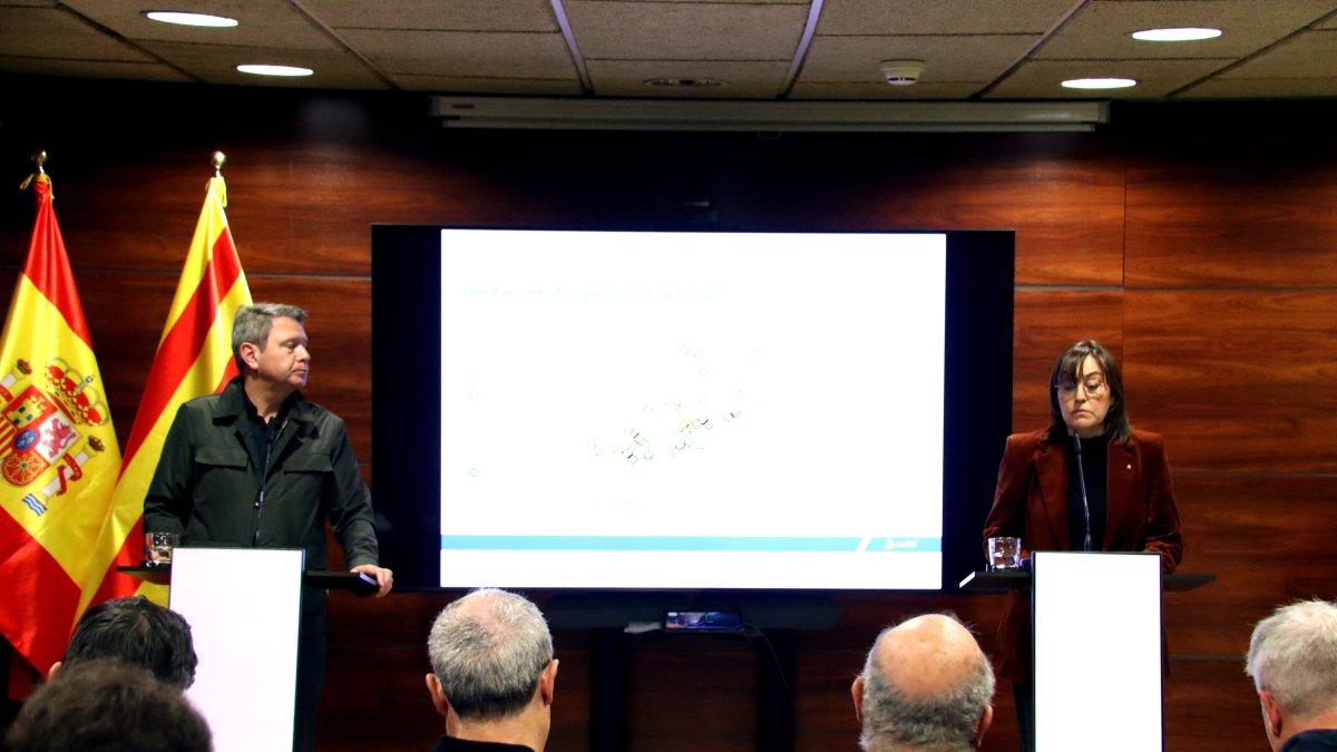 El secretari d'Estat de Transports, José Antonio Santano, i la consellera d'Acció Climàtica i Territori, Sílvia Paneque, durant la roda de premsa d'aquest divendres a Barcelona.