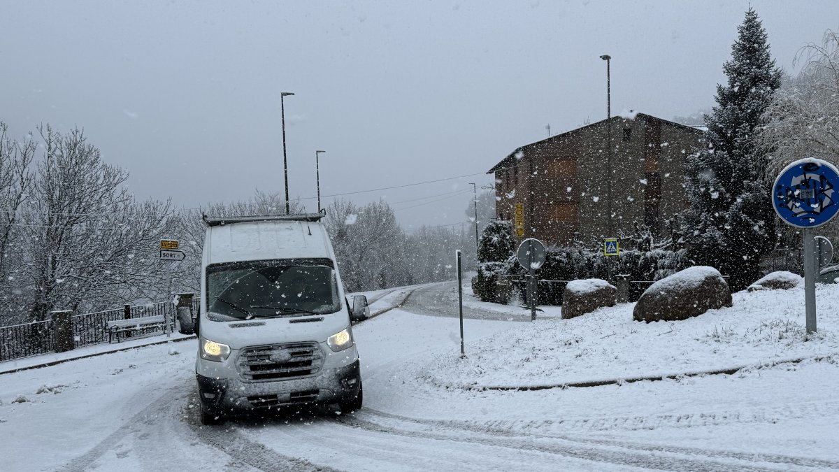 Una furgoneta circulant per la carretera que uneix el nucli d'Altron, al municipi de Sort.