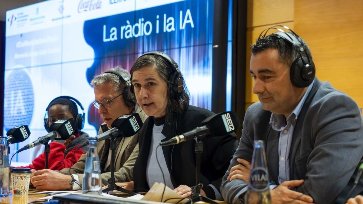La sala d’actes de la Diputació va ser ahir un estudi de ràdio. - PAU PASCUAL PRAT