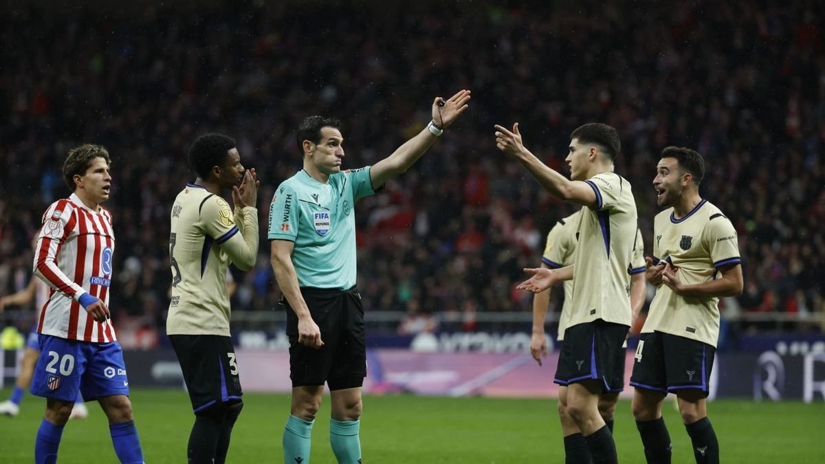 Los jugadores del Barça protestan a Martínez Munuera. - EFE