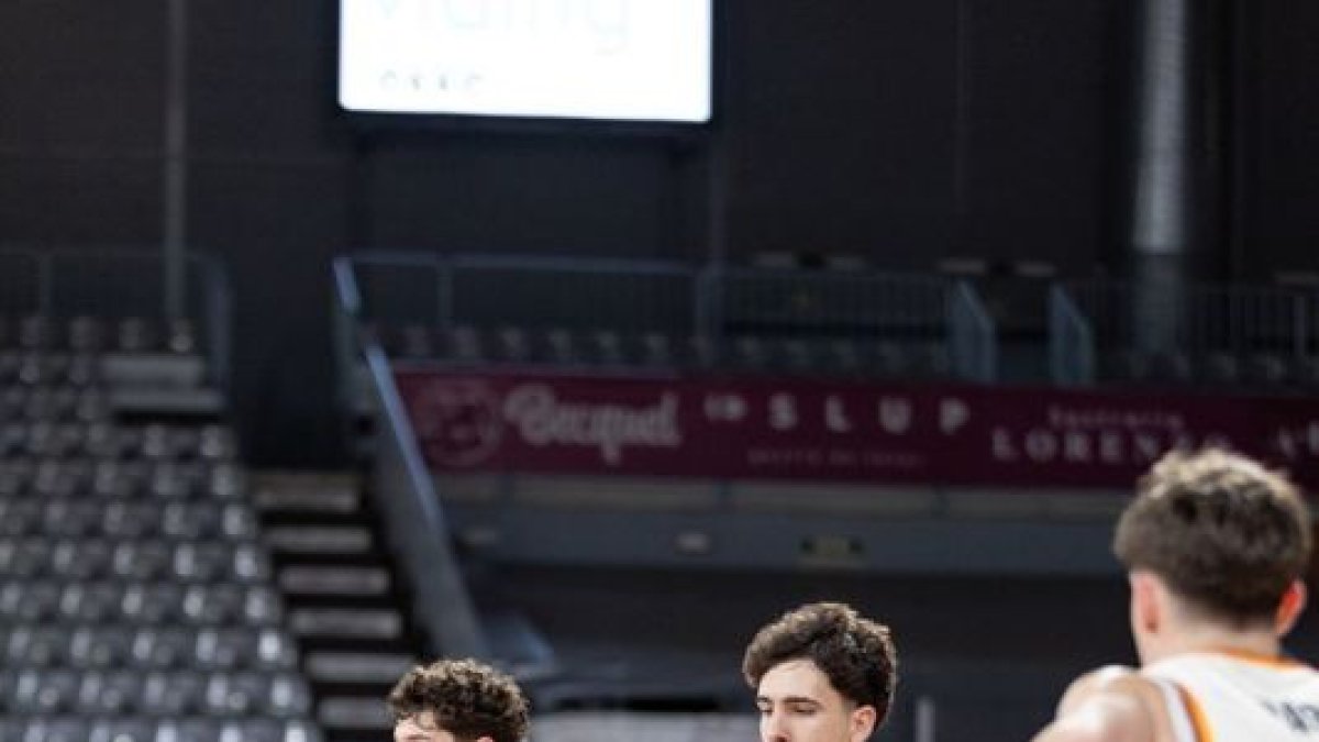 Torrens, del Amara Lleida, busca generar peligro en la zona. - JAVI ENJUANES