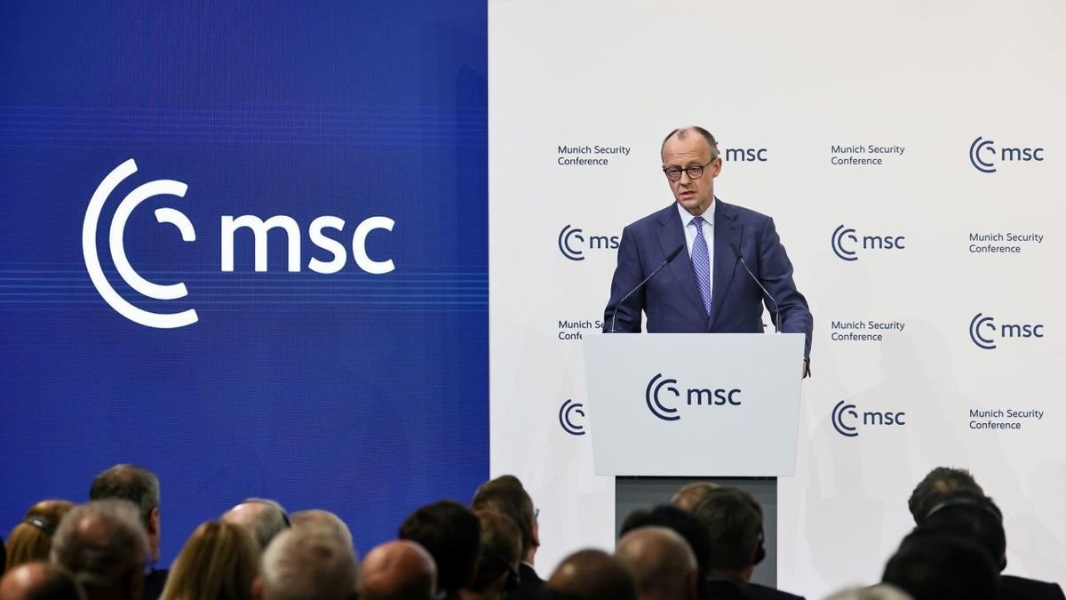 Friedrich Merz, durante su discurso inaugural en la conferencia. - EFE/EPA/RONALD WITTEK