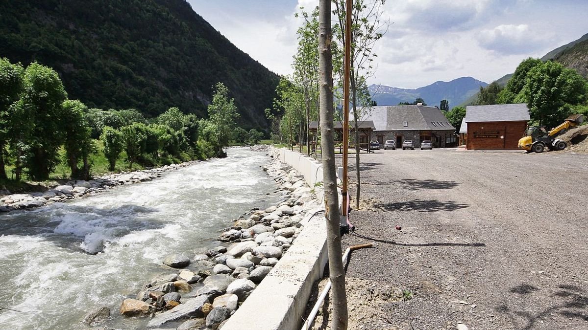 Eth rebastiment deth camping includie un mur de contencion ath cant dera Garona. - LLEONARD DELSHAMS