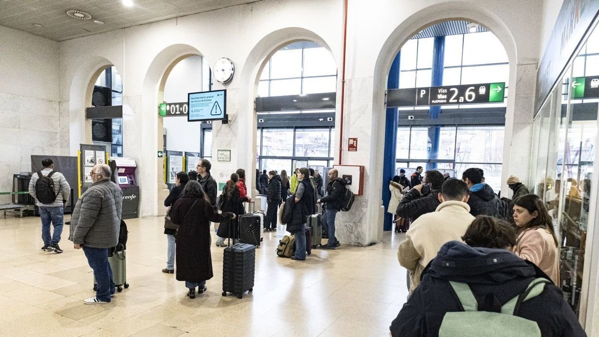 L’estació de Lleida-Pirineus va registrar de nou cues i esperes a Rodalies i alta velocitat. - INGRID SEGURA