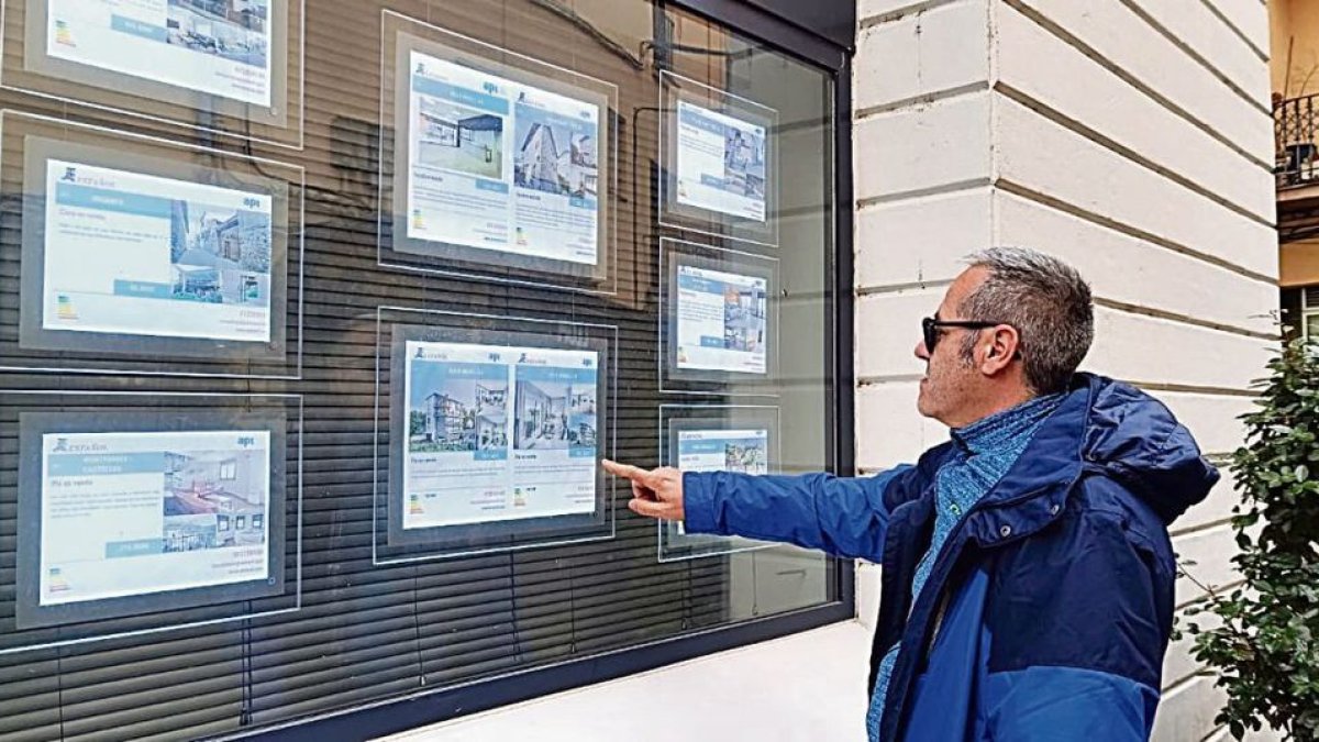 Ofertes de lloguer i venda de pisos en una oficina de la Seu. - CYNTHIA SANS