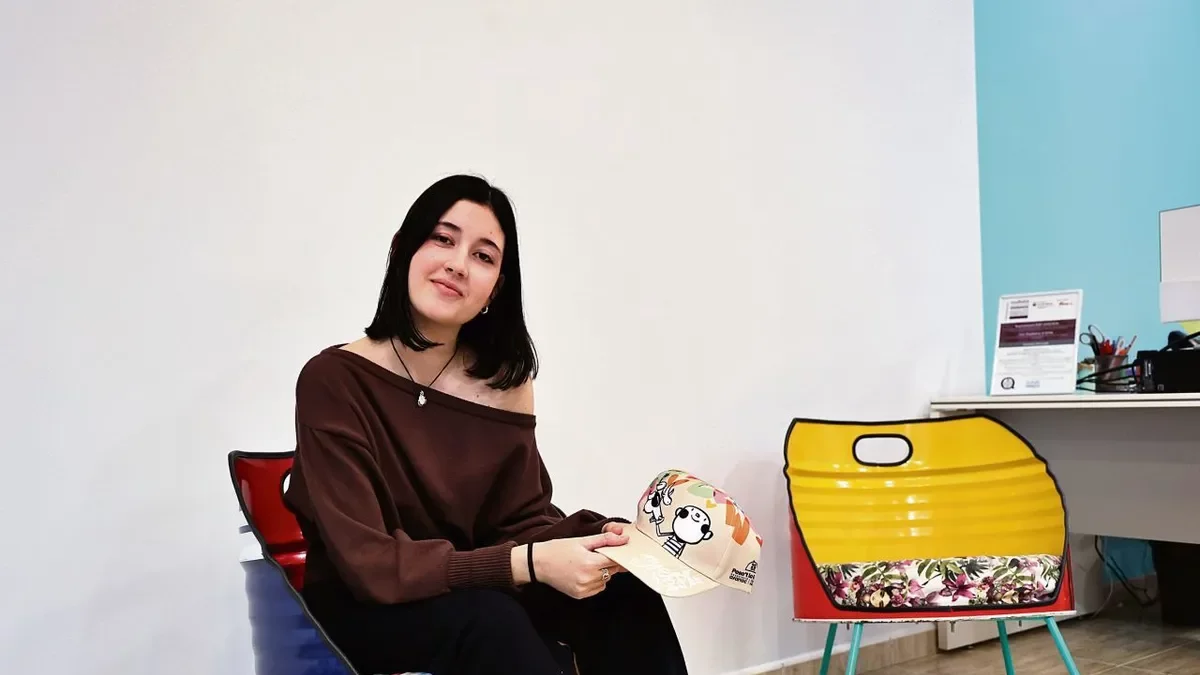 Júlia Horcas, a la seu d’Afanoc a Lleida, amb una gorra de l’edició d’aquest any del ‘Posa’t la gorra’. - AMADO FORROLLA