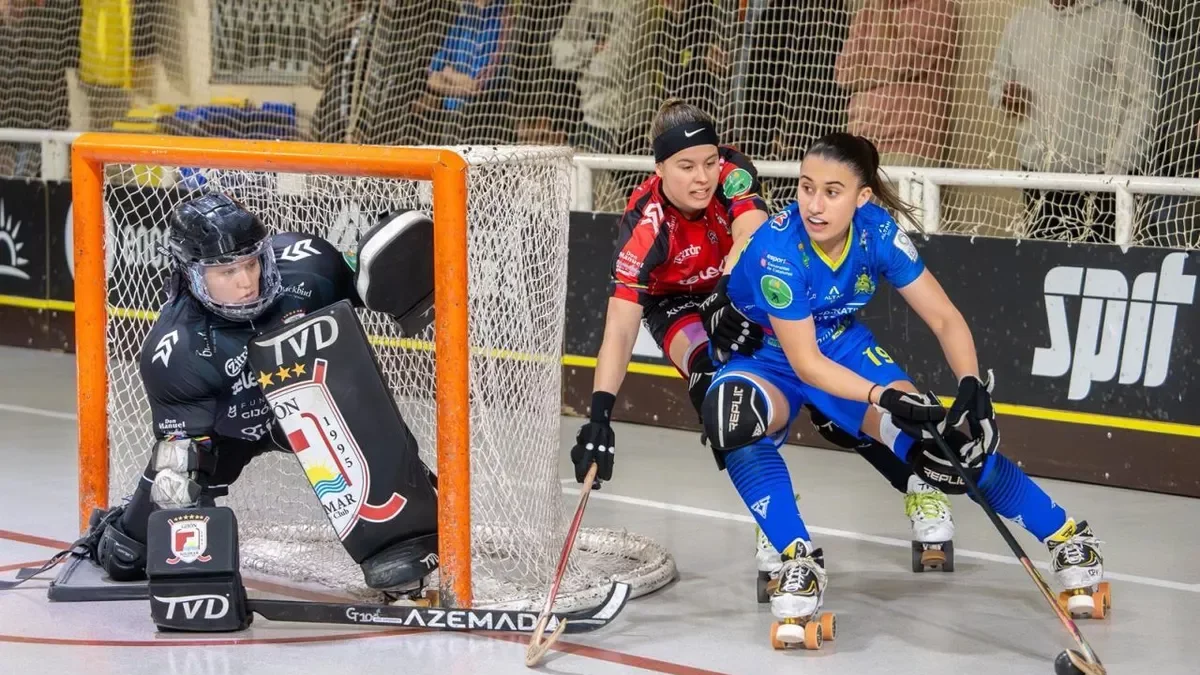 Elsa Salvanyà, autora de los dos primeros goles, conduce la bola perseguida por una jugadora del Telecable. - ANIOL MORAL