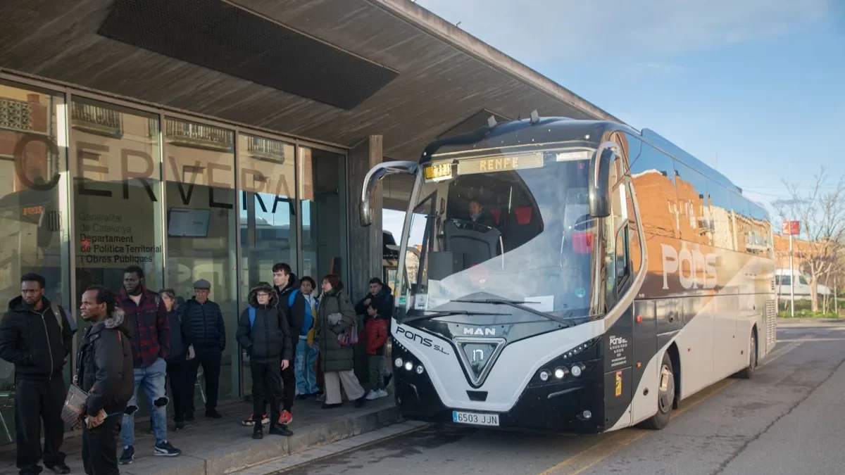 Desconcert. Renfe va mantenir el servei de bus alternatiu, però molts usuaris es van queixar de falta d’informació. Algun d’ells fins i tot va pujar a un autobús que anava en direcció contrària a la que desitjava. - JORDI BONILLA