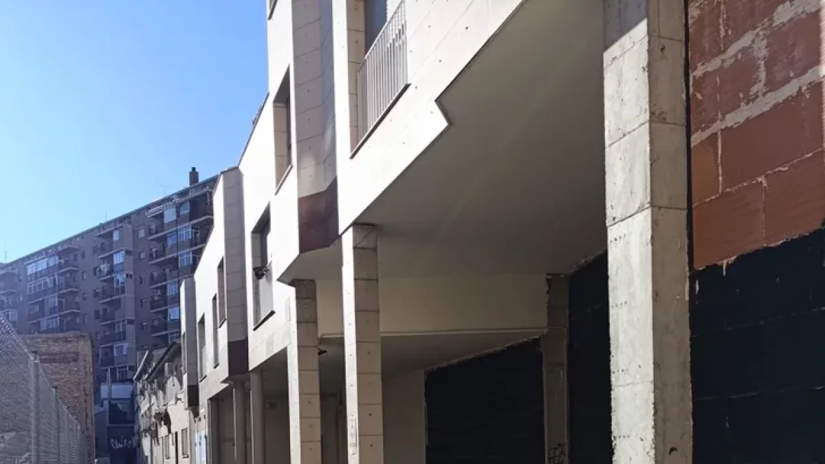 El lateral del carrer Bruc, en el qual no hi ha fanals. - S.E.