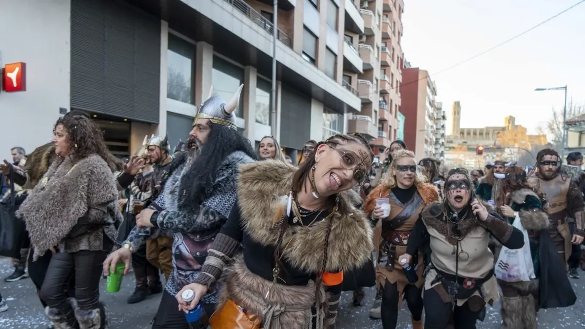 La previsió d’una meteorologia adversa no va aigualir l’alegria i les ganes de Carnaval dels lleidatans. - PAU PASCUAL PRAT