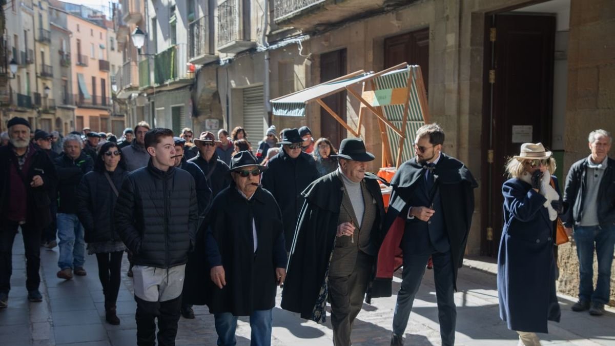 La processó va recórrer els carrers de la capital de la Segarra i no hi van faltar els puros. - JORDI BONILLA