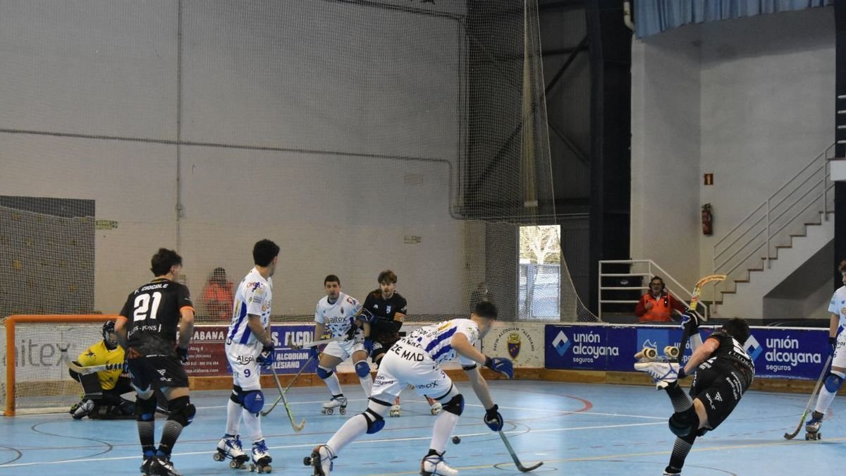 L’argentí Nico Ojeda, autor del tercer gol, dispara des de la llarga distància. - BLANCA AURA SIRVENT/PAS ALCOI