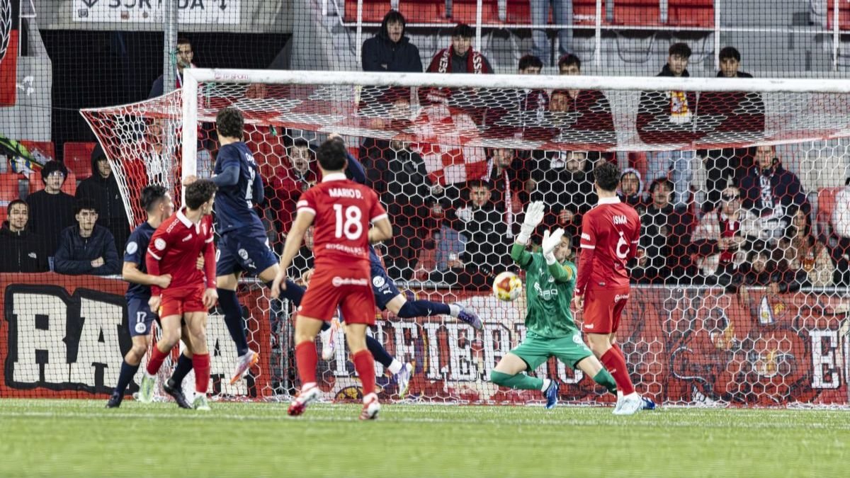 Pau Torres, en una de les seues intervencions del partit. - INGRID SEGURA