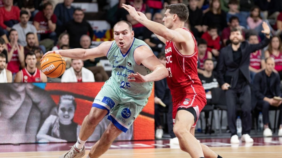 Krutwig, davant de Sergi Martínez, va ser ahir el millor de l’equip. - JAVI ENJUANES