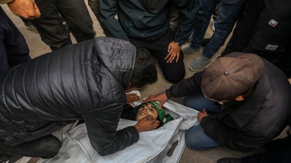 Familiars assisteixen al funeral de víctimes d’un atac israelià. - ABED RAHIM KHATIB / DPA