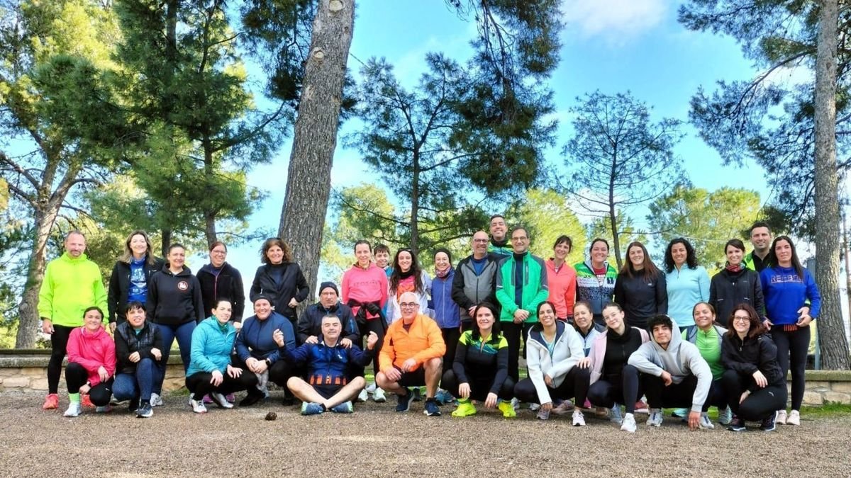 Foto de familia del primer día de entrenamiento el pasado 8 de febrero en el parque de Sant Eloi de la capital del Urgell. - FONDISTES