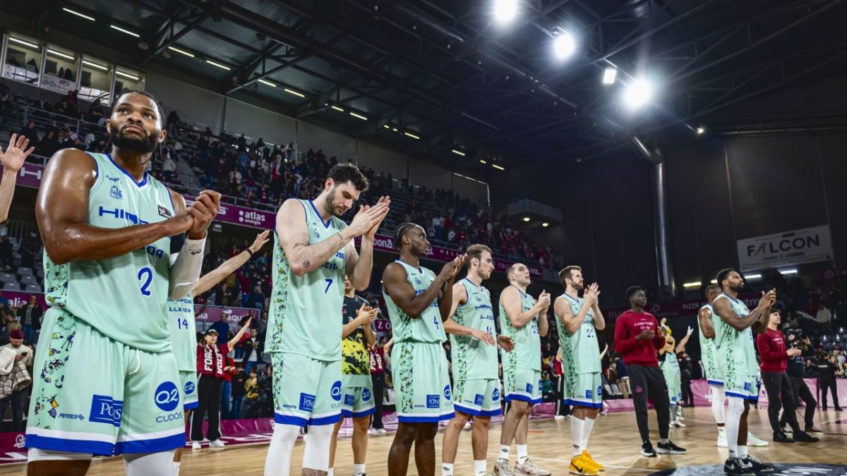 Els jugadors van iniciar els aplaudiments al final del partit però l’afició no els hi va tornar.
