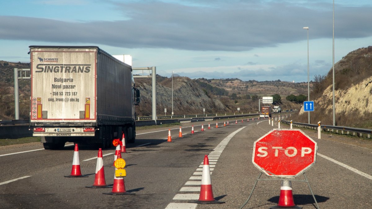 Un carril tallat l'A-2 a la Segarra aquest dilluns al matí.