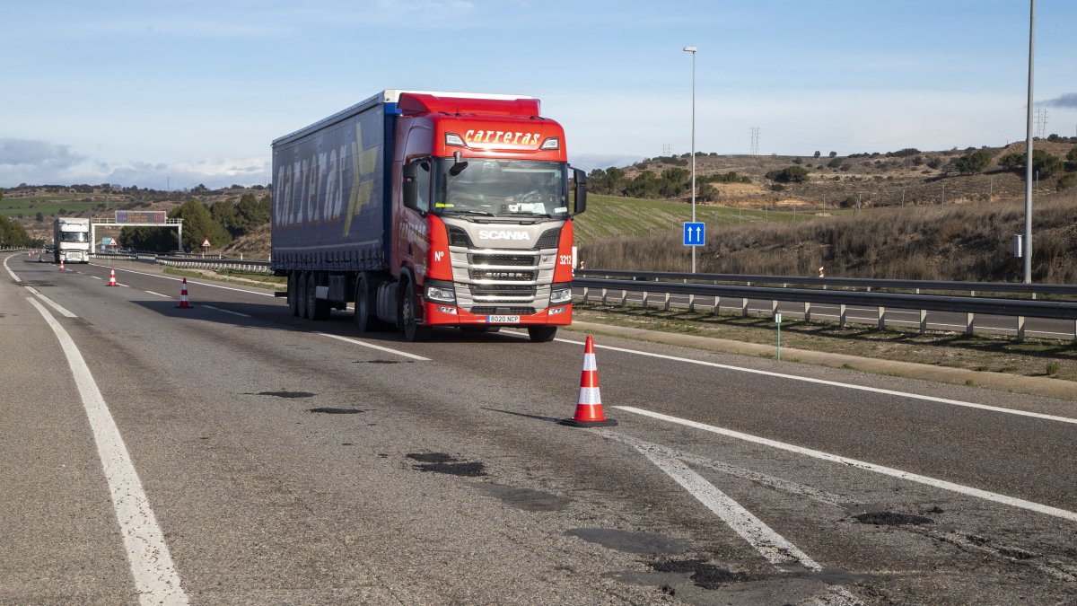 Un carril tallat a l'A-2 a Ribera d'Ondara aquest dilluns.