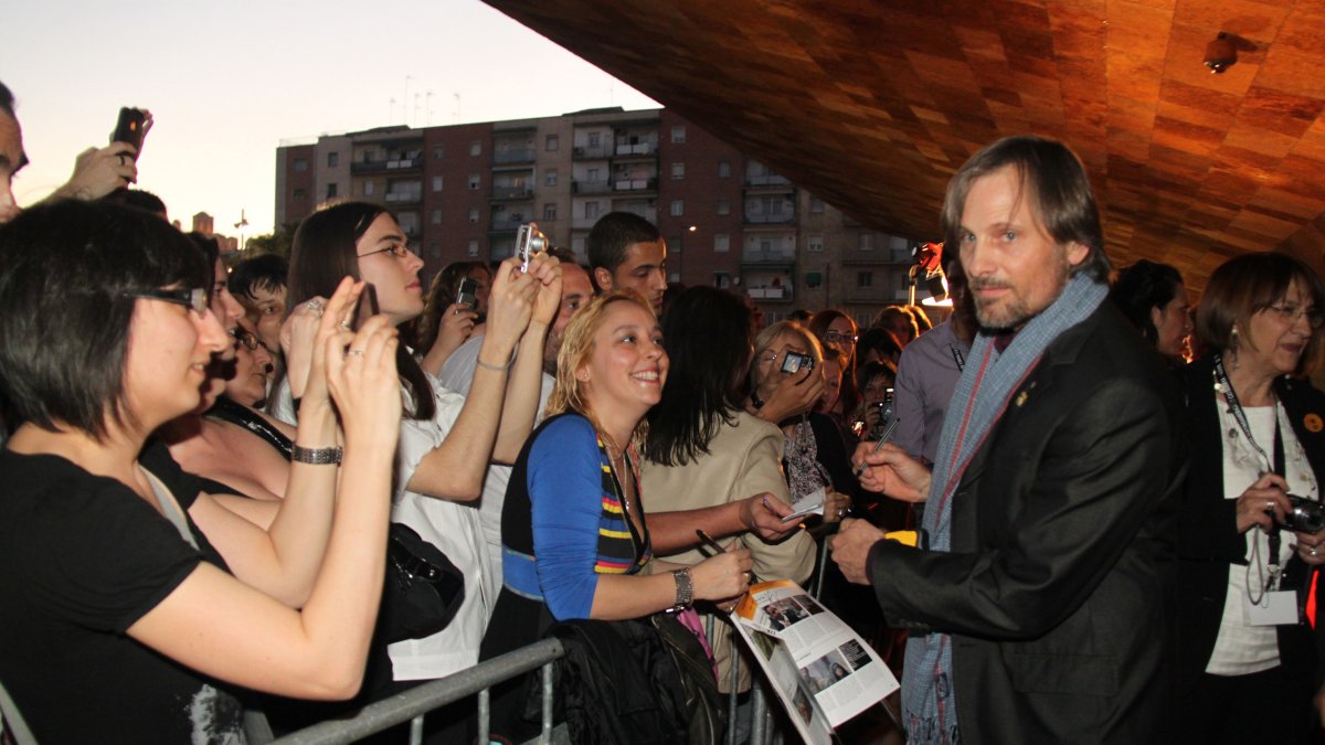 Viggo Mortensen haciendo firmas para sus fans a la salida de la Llotja de Lleida.