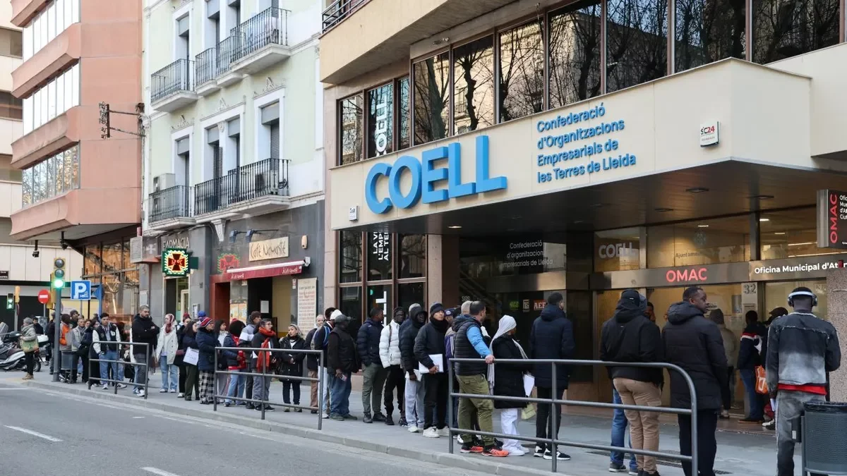 Més cues de migrants per demanar certificats d’empadronament - AMADO FORROLLA