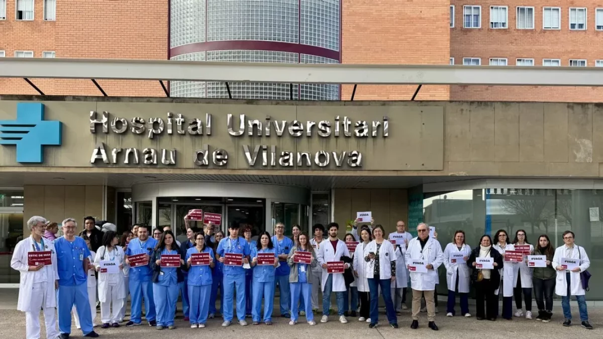 Uns 40 facultatius es van concentrar ahir a les portes de l’Hospital Arnau de Vilanova. - MARC CARBONELL