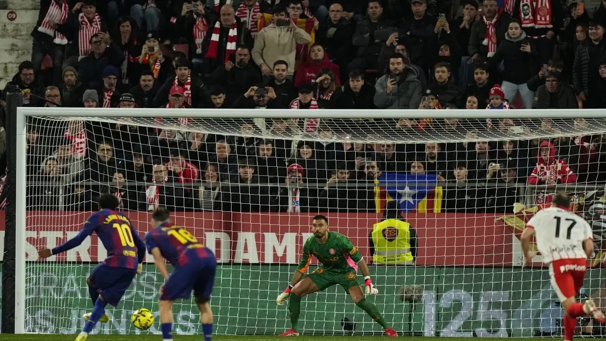 Lamine Yamal, molt desdibuixat ahir, va fallar un penal en el temps afegit de la primera meitat. - EFE