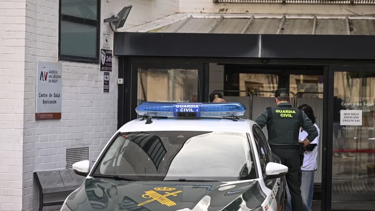 Un agent de la Guàrdia Civil a l’entrada del centre de salut on van tenir lloc els fets. - EFE