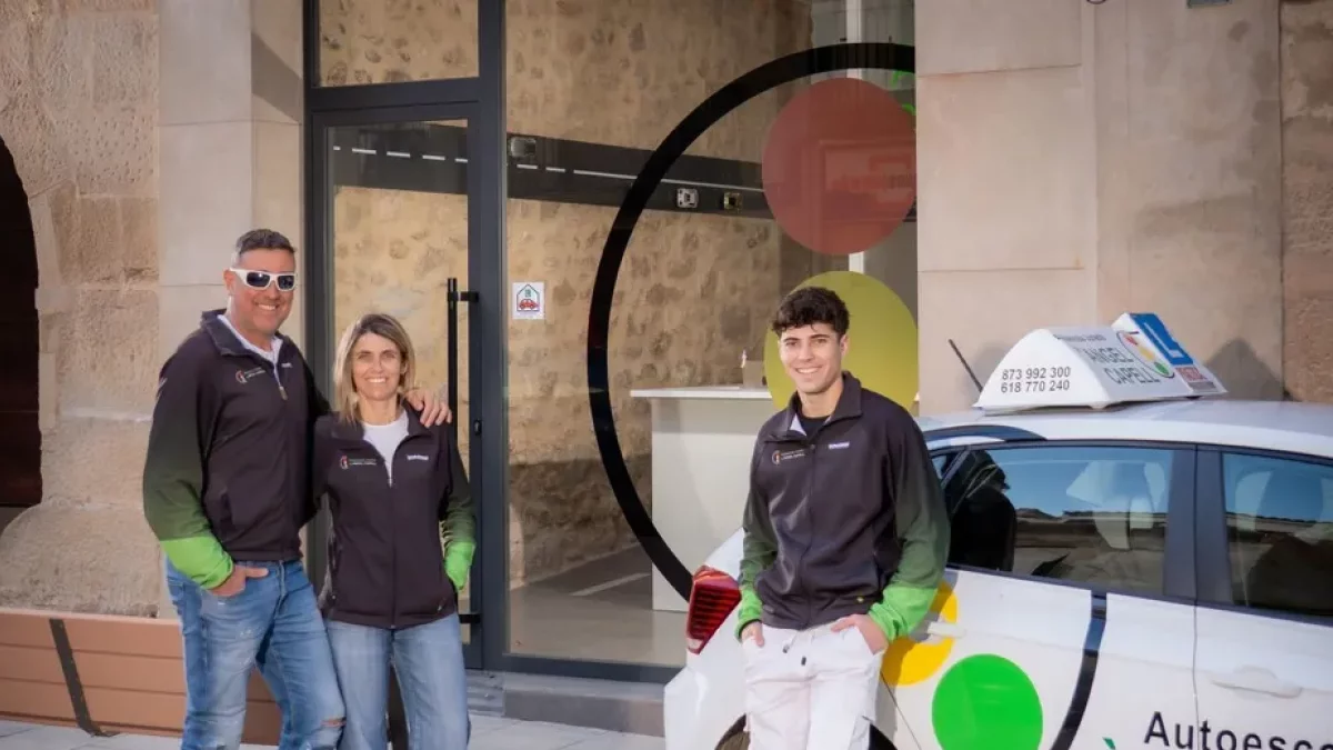 Àngel Capell, Keren Quirós i Àngel Capell júnior al costat de l’entrada i un cotxe de l’autoescola.