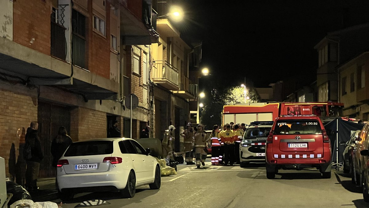Efectius de cossos d'emergència al carrer Montseny de Manlleu després d'un incendi amb cinc víctimes mortals en un edifici.