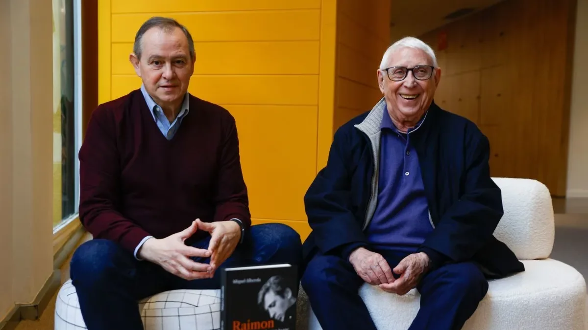 El autor del libro, Miquel Alberola, y Raimon ayer en Barcelona. - EUROPA PRESS