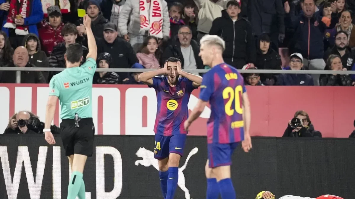 Eric García se lleva las manos a la cabeza tras ser amonestado por Soto Grado en el duelo en Montilivi. - EFE