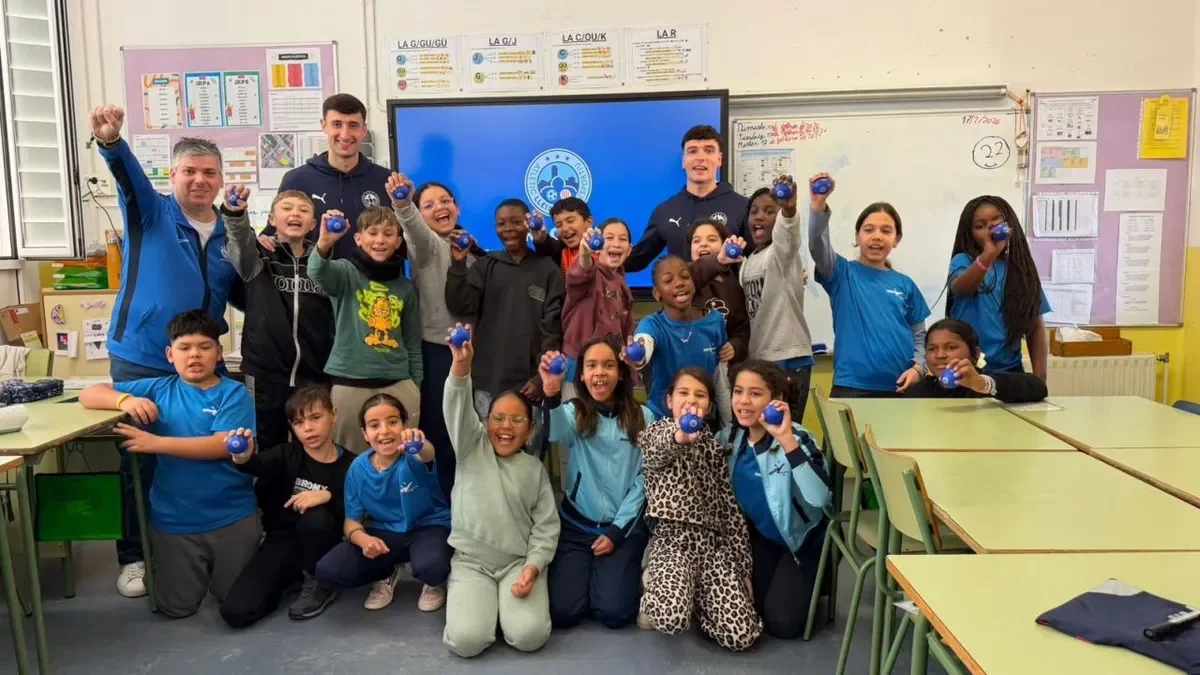 Los dos jugadores del Atlètic Lleida se fotografiaron con los alumnos del centro.