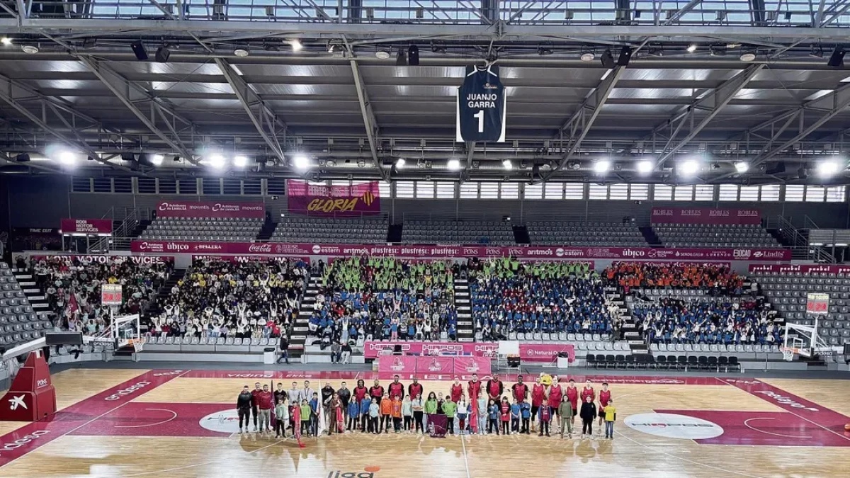 Escolars de sis col·legis de la ciutat van ser ahir espectadors d’excepció en l’entrenament de l’Hiopos Lleida al Barris Nord. - SERGI PALACIOS