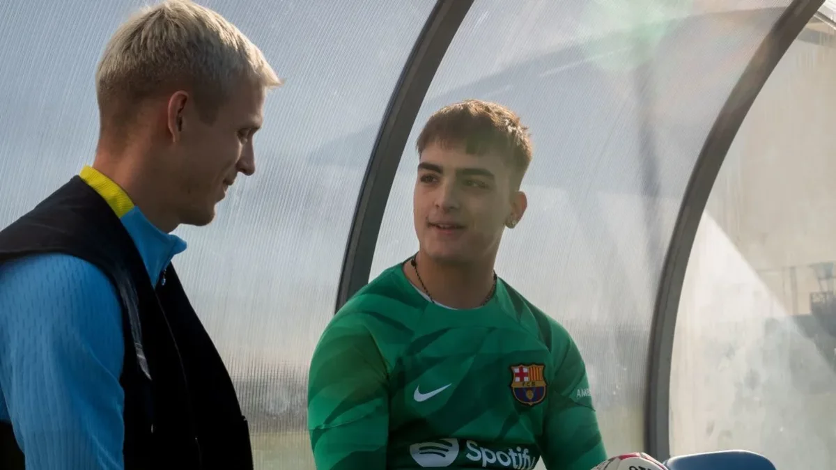 Martí Bach conversa amb el jugador del FC Barcelona Dani Olmo. - FCB