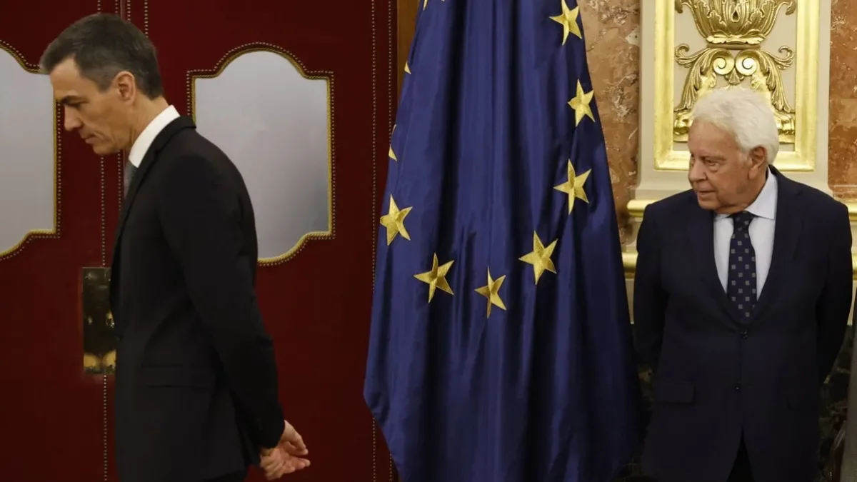 Pedro Sánchez y Felipe González durante el acto en el Congreso. - EFE