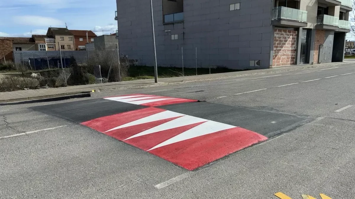 Uno de los nuevos resaltes instalados en el municipio. - A.TORREGROSSA