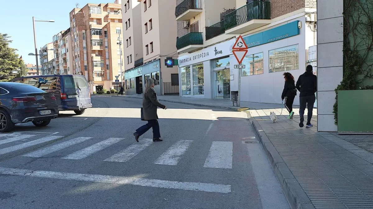 Uno de los pasos de peatones de la ciudad no adaptados a personas con movilidad reducida. - J.GÓMEZ