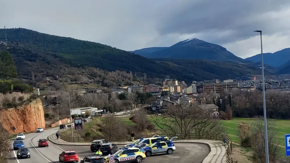 Imagen de los controles conjuntos a la entrada de La Seu. - MOSSOS D’ESQUADRA
