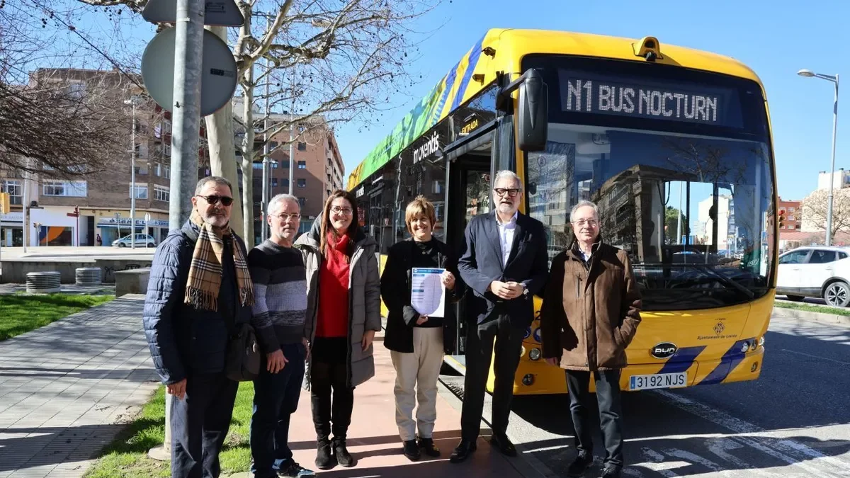Larrosa i Morón, juntament amb representants veïnals de Balàfia davant del bus N1. - AMADO FORROLLA