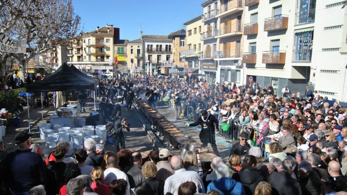 La avenida Valldans, hasta los topes en el momento del reparto gratuito de Ranxo. - EDGAR ALDANA