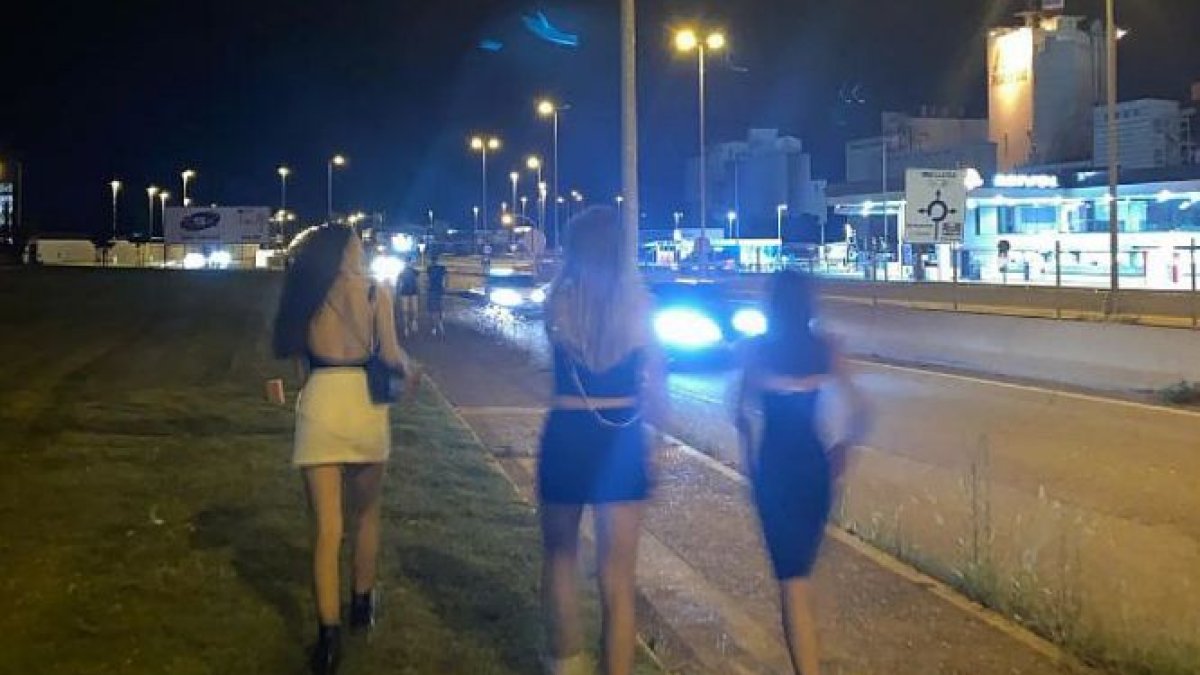 Joves caminant a prop de la discoteca Biloba de Lleida en una imatge d'arxiu.