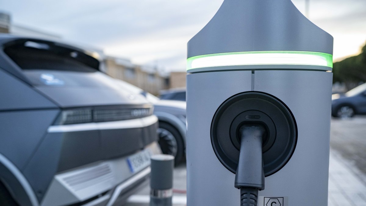 Un punt de recàrrega per a cotxes elèctrics.