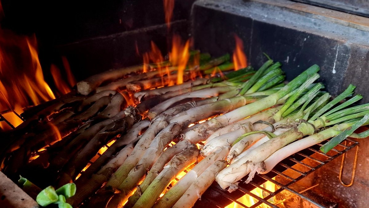 Calçots cuinats al foc.