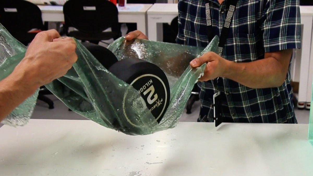 Investigadors mostrant la resistència del material.