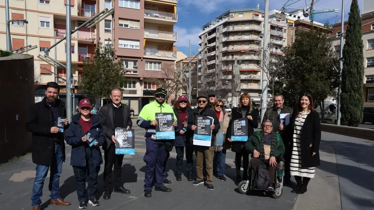 Regidors, agents cívics i representants d’entitats ahir en l’inici de la campanya. - AMADO FORROLLA